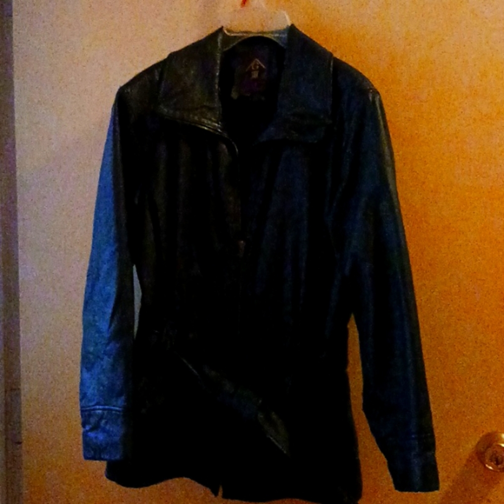 G III Leather Ladies Jacket great condition, no scuffs, warm pleated lining!